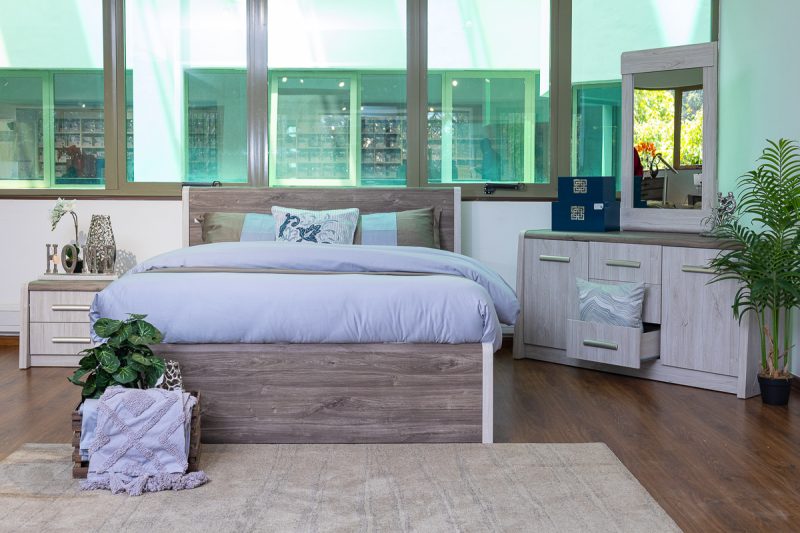 FRENCH King Bed + 2 Nightstand 11 0O2A7573
